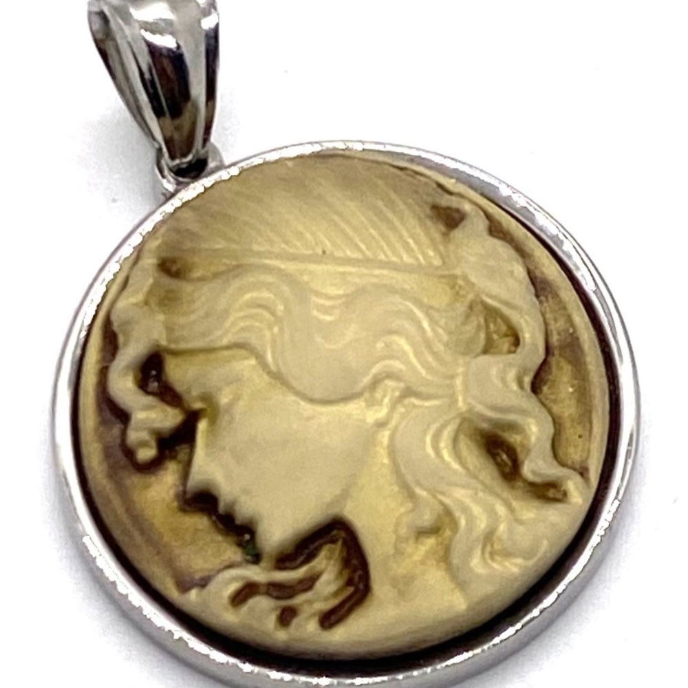 Elegant Cameo Pendant Necklace